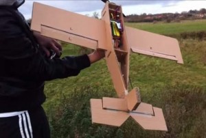 Avion en carton